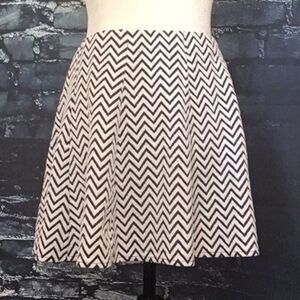 Aeropostale Women’s Black/White Chevron Design Short Skirt. Size Medium